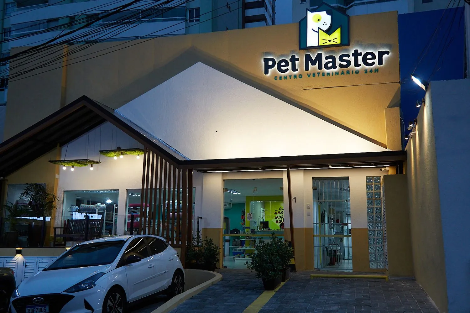 Fachada da Pet Master Centro Veterinário 24h na Rua Alexandre Herculano, Pituba, Salvador